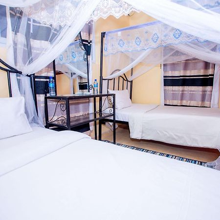 Kays Lodge Дар ес Саалам Екстериор снимка
