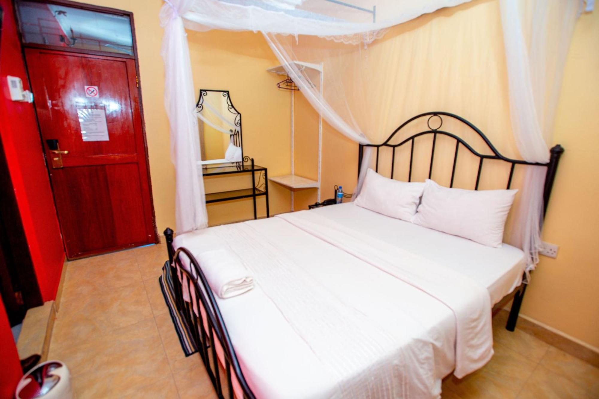 Kays Lodge Дар ес Саалам Екстериор снимка